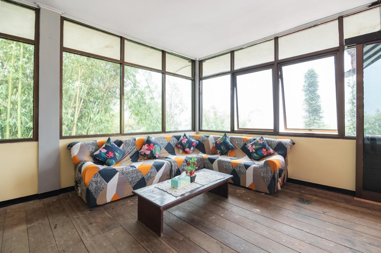 Oyo 1852 Intan Bromo Homestay Pasuruan Exterior photo