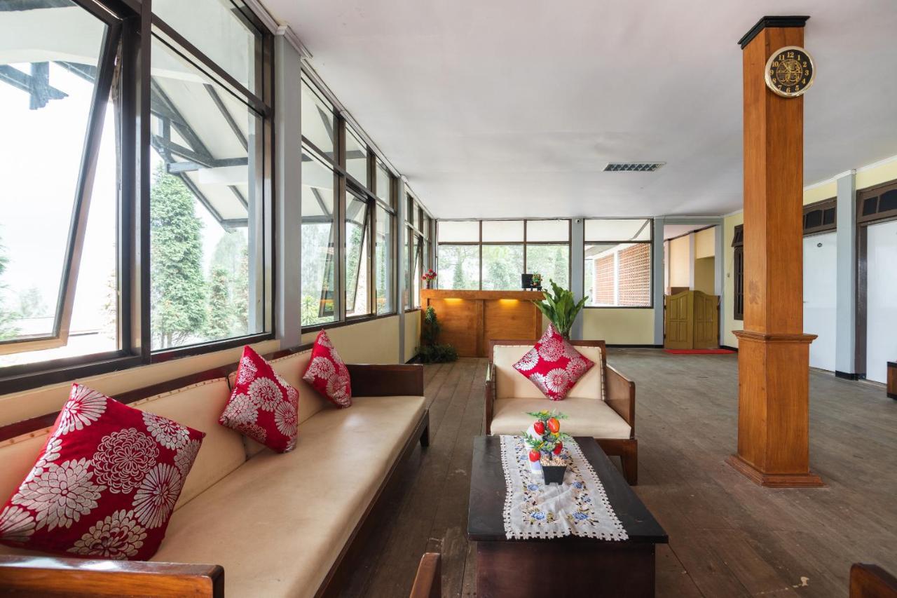 Oyo 1852 Intan Bromo Homestay Pasuruan Exterior photo